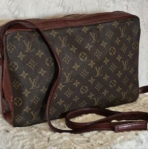 Louis Vuitton Monogram Canvas Messenger Bag